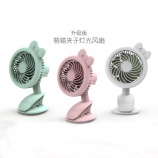 卡通萌猫夹子摇头灯光风扇USB充电夏季迷你桌面小风扇