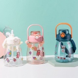 1300ML个性潮流简约便携背带塑料杯带吸管户外运动杯子