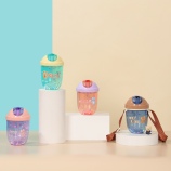 300ML可爱小熊系列滑盖塑料杯（背带）