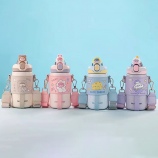 480ML萌酱零食团保温杯可爱公仔背带水杯弹盖吸管杯