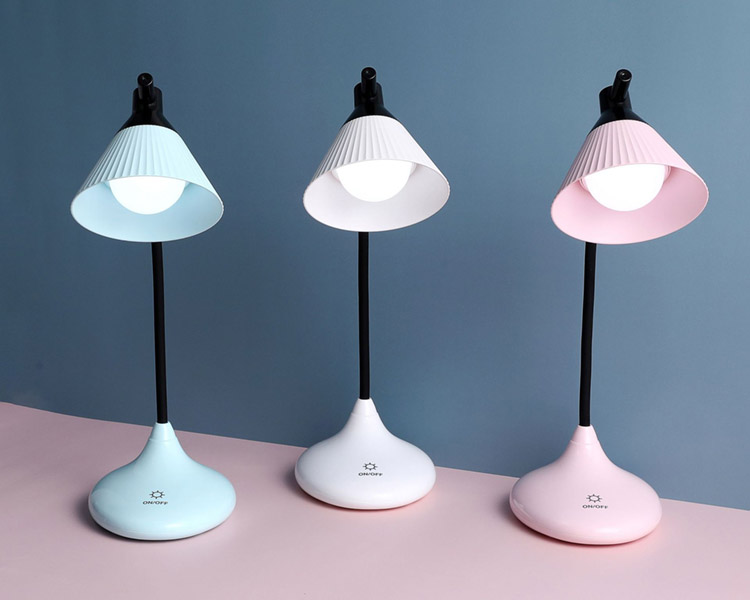 590触摸感应台灯简约北欧学生床头书桌led小夜灯