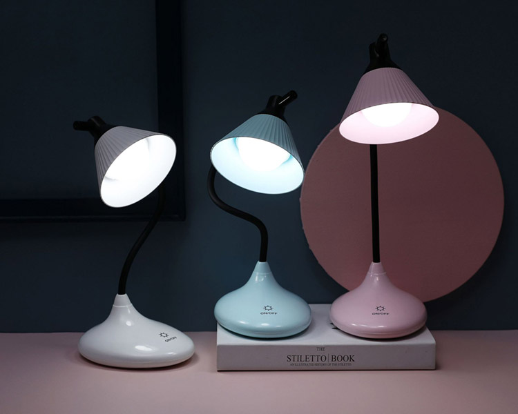 590触摸感应台灯简约北欧学生床头书桌led小夜灯