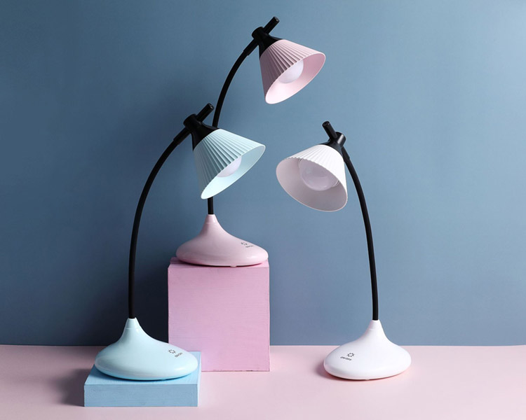 590触摸感应台灯简约北欧学生床头书桌led小夜灯