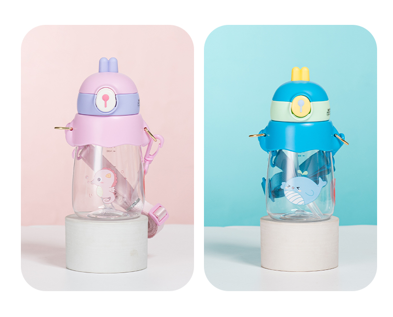 650MLUZU萌兔兔背带塑料杯儿童弹跳盖吸管杯（彩盒）