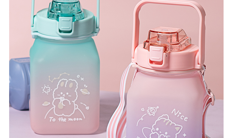 1500ML亿本漫语大容量塑料杯弹跳盖运动水壶（OPP袋）